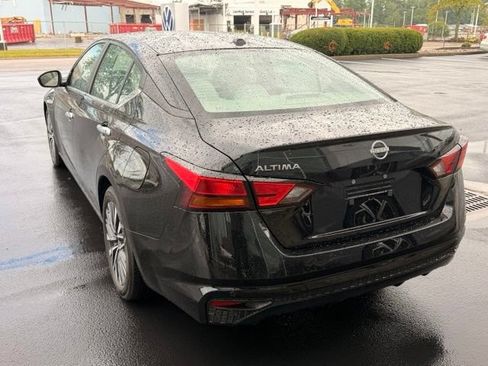 Used 2025 Nissan Altima 2.5 SV FWD image 11