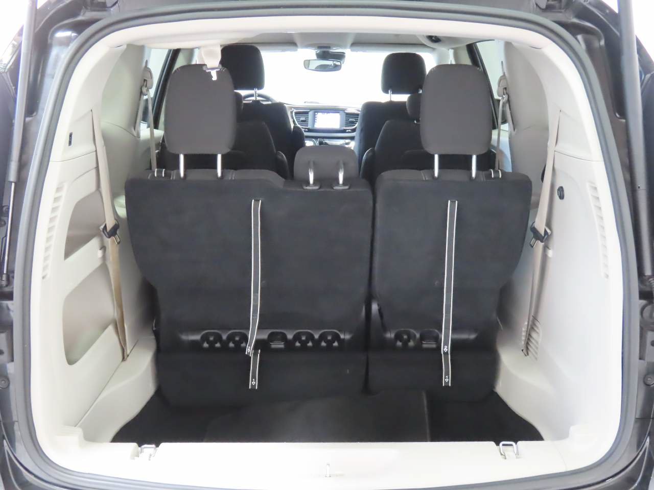 Used 2023 Chrysler Voyager LX FWD image 17