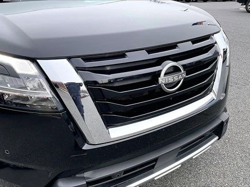 Used 2023 Nissan Pathfinder SL image 32