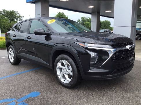 Used 2026 Chevrolet Trax LS w/ LS Convenience Package FWD image 4
