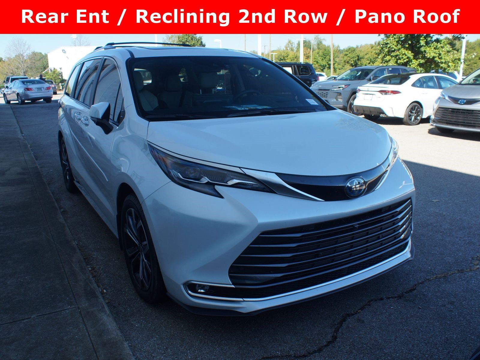 Used 2025 Toyota Sienna Platinum FWD image 1