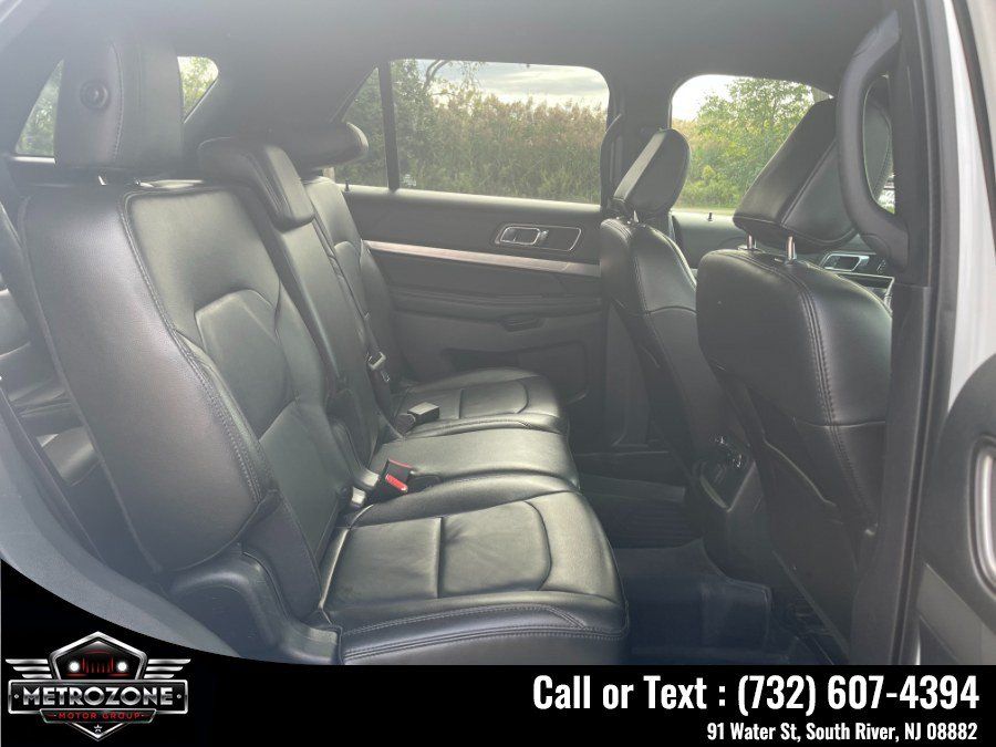 Used 2018 Ford Explorer XLT w/ Equipment Group 202A AWD/4WD image 22