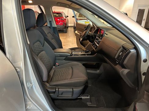 Used 2025 Nissan Pathfinder SV FWD image 38