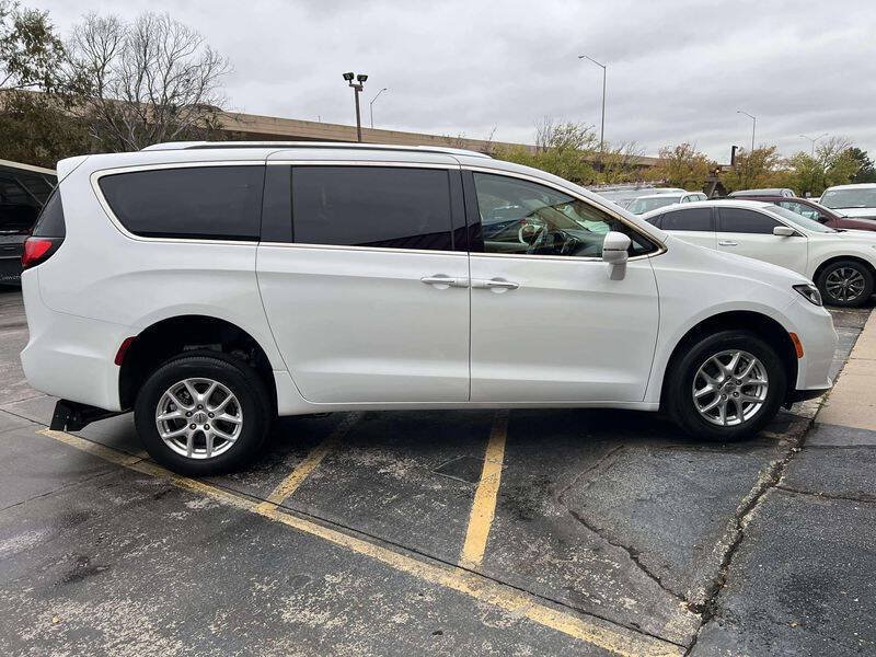 Used 2021 Chrysler Pacifica Touring-L FWD image 5
