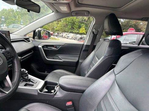 Used 2019 Toyota RAV4 XLE Premium FWD image 18