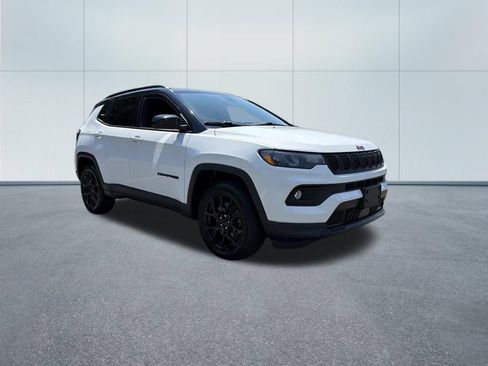 Used 2023 Jeep Compass Latitude w/ Sun and Sound Group AWD/4WD image 4