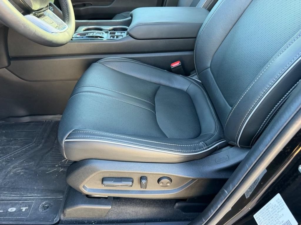 Used 2025 Honda Pilot Elite image 24