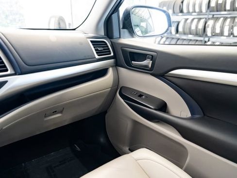 Used 2019 Toyota Highlander XLE AWD/4WD image 10
