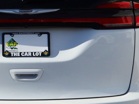 Used 2023 Chrysler Pacifica Touring-L image 20