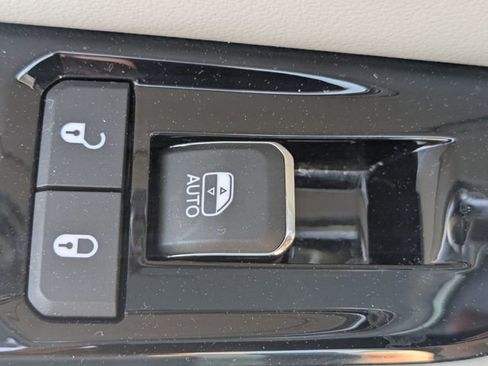 Used 2022 Jeep Grand Cherokee Overland w/ Luxury Tech Group IV image 25