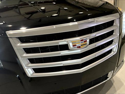 Used 2018 Cadillac Escalade Luxury image 31