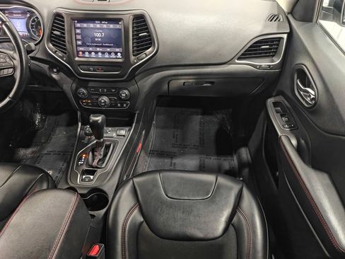 Used 2019 Jeep Cherokee Trailhawk AWD/4WD image 23