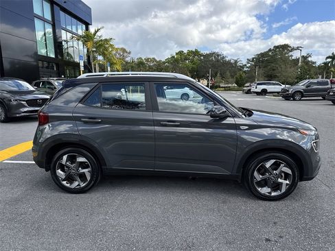 Used 2024 Hyundai Venue Limited image 6