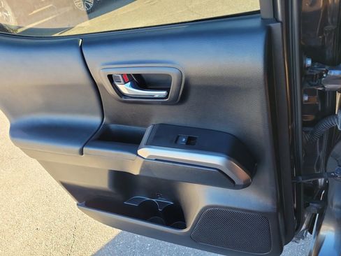 Used 2021 Toyota Tacoma Limited image 13