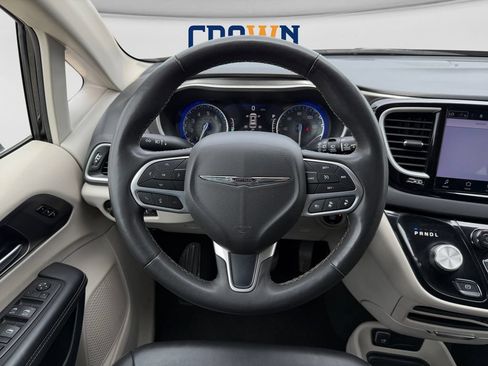 Used 2024 Chrysler Pacifica Touring-L FWD image 18