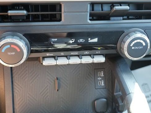 Used 2024 Toyota Tacoma SR5 AWD/4WD image 33