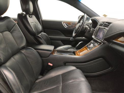 Used 2017 Lincoln Continental Select image 21