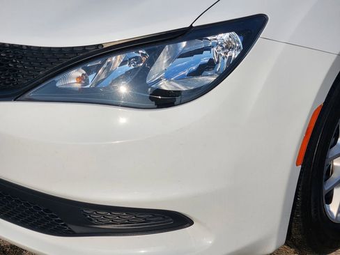 Used 2023 Chrysler Voyager LX image 10