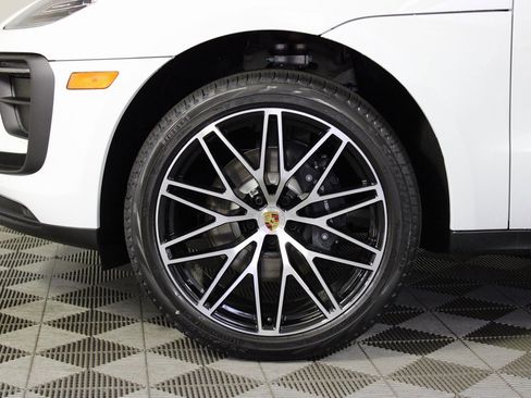 Certified 2025 Porsche Macan image 40