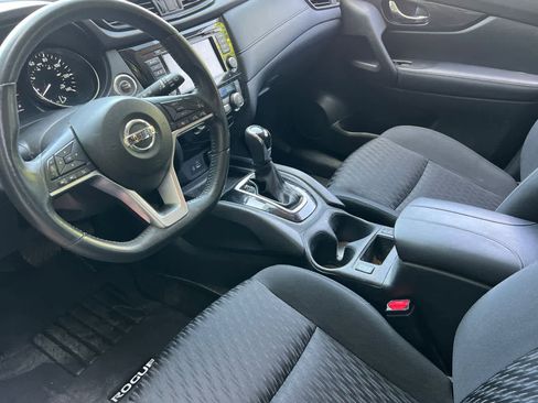 Used 2018 Nissan Rogue SV w/ Premium Package FWD image 4