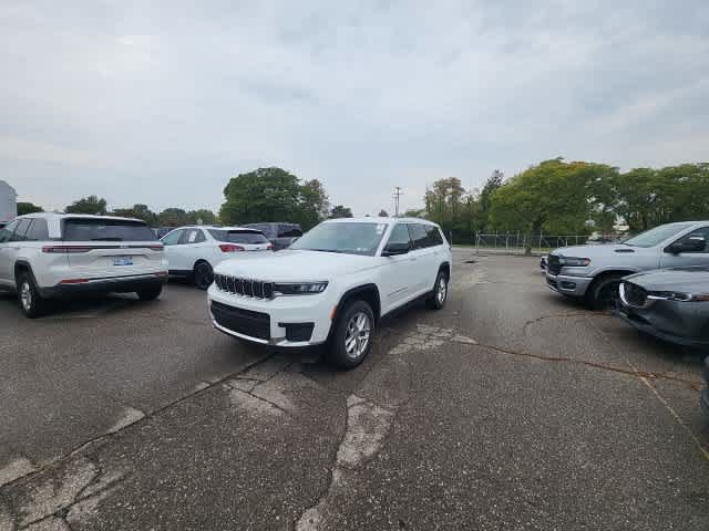 Used 2023 Jeep Grand Cherokee L Laredo w/ Luxury Tech Group I AWD/4WD image 2