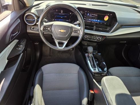 Used 2025 Chevrolet Trax LT w/ LT Convenience Package FWD image 12