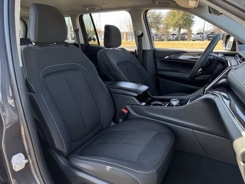 Used 2023 Jeep Grand Cherokee Laredo image 32