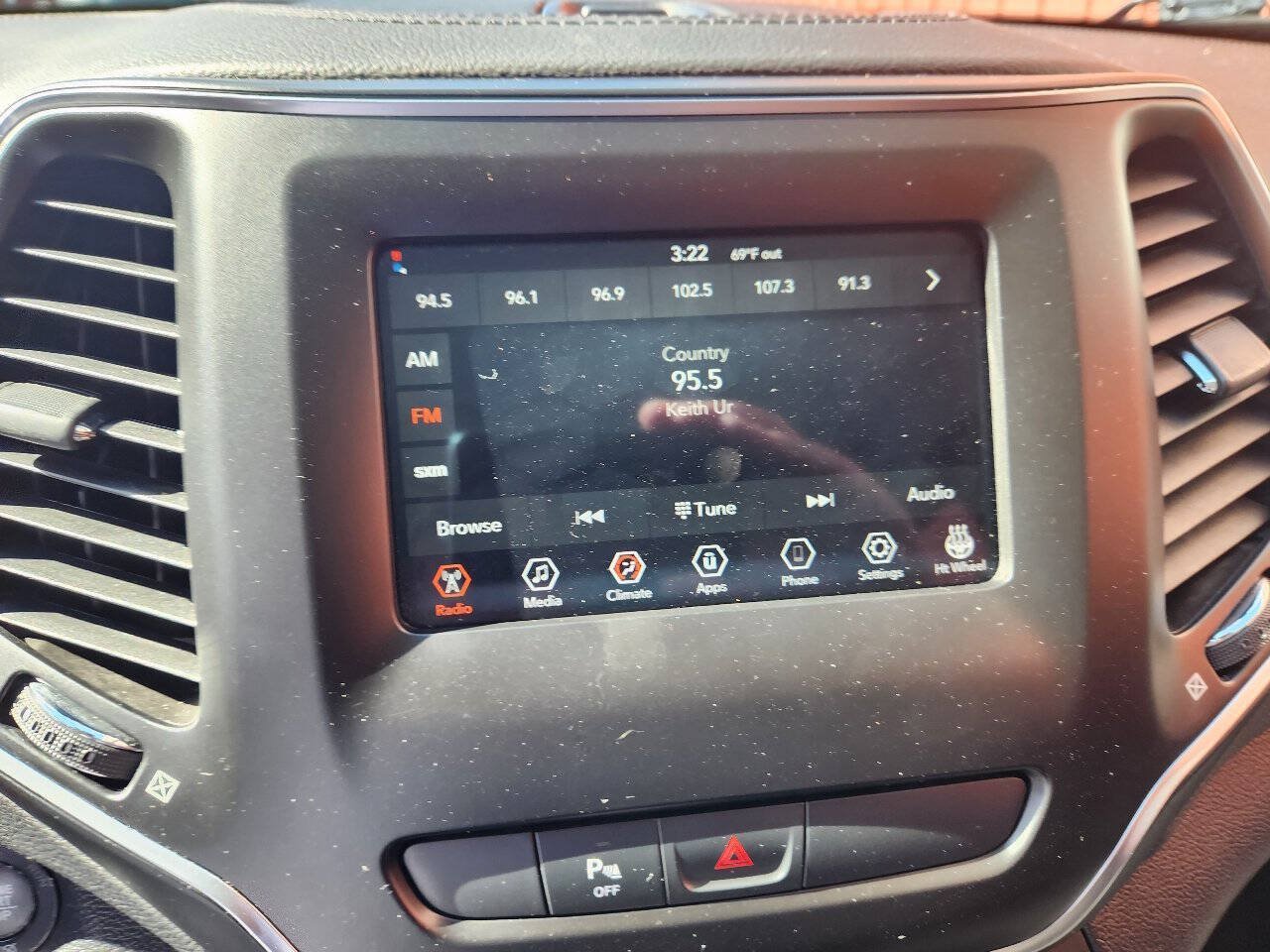 Used 2019 Jeep Cherokee Latitude Plus w/ Cold Weather Group AWD/4WD image 18