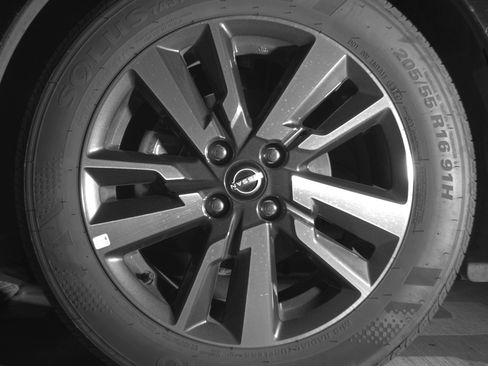 Used 2025 Nissan Versa SV image 12