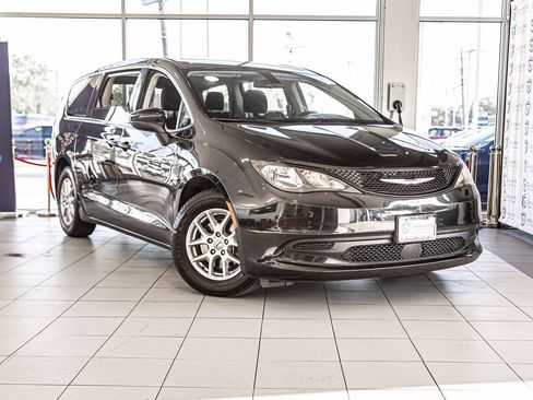 Used 2022 Chrysler Voyager LX image 6
