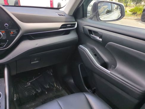 Used 2023 Toyota Highlander XLE FWD image 17