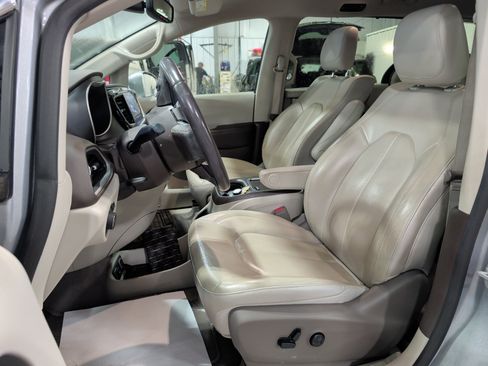 Used 2020 Chrysler Pacifica Touring-L Plus FWD image 7