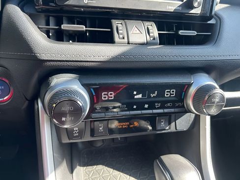 Used 2022 Toyota RAV4 XLE Premium AWD/4WD image 27