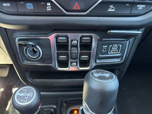 Used 2025 Jeep Wrangler Unlimited Sahara AWD/4WD image 36
