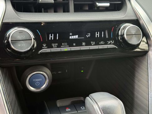 Used 2022 Toyota Venza XLE image 20