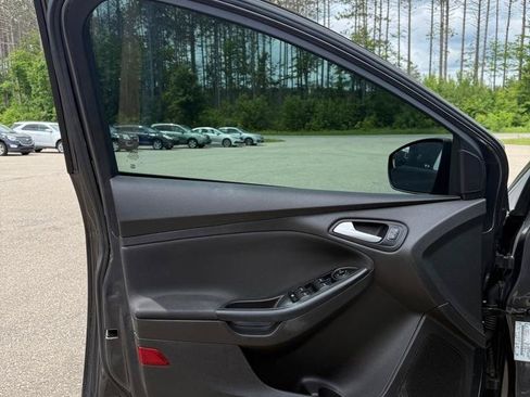 Used 2015 Ford Focus SE w/ SE Sport Package FWD image 12