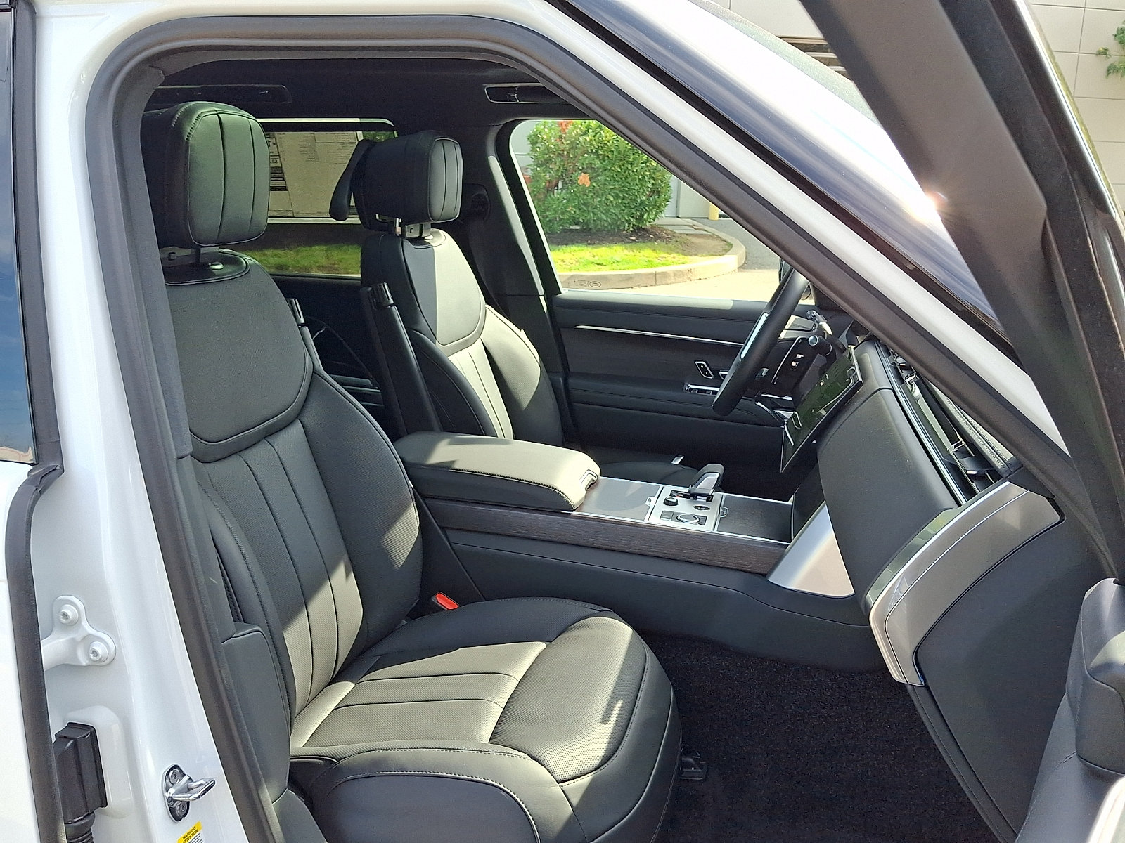 New 2027 Land Rover Range Rover Long Wheelbase SE AWD/4WD image 3