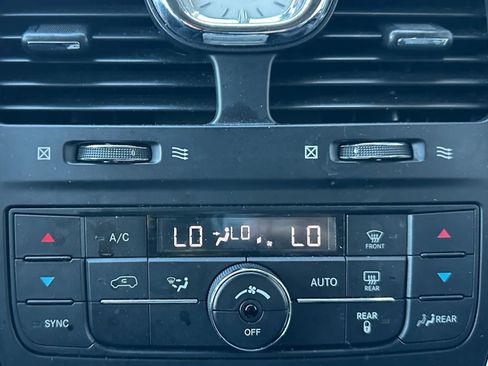 Used 2016 Chrysler Town & Country Touring image 21