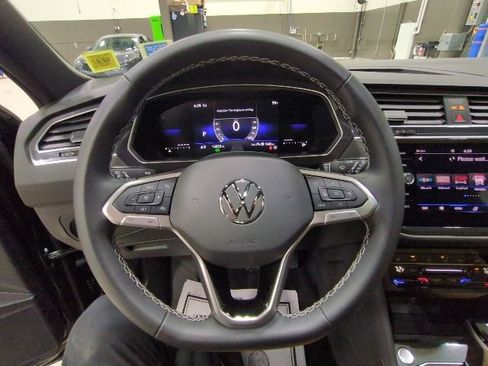 Used 2024 Volkswagen Tiguan SE w/ Panoramic Sunroof Package image 4