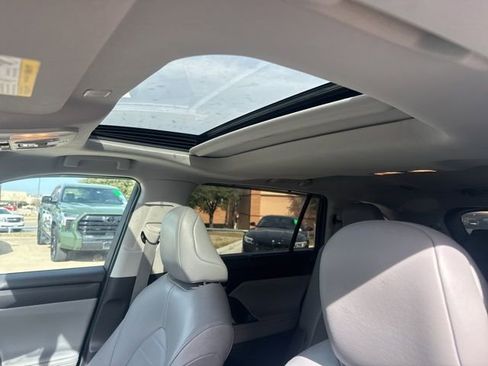 Used 2023 Toyota Highlander XLE image 11