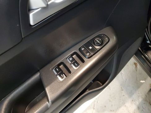 Used 2022 Kia Sportage LX image 12