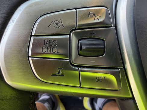 Used 2017 BMW 750i image 24