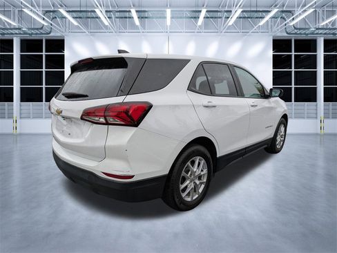 Used 2023 Chevrolet Equinox LS w/ LS Convenience Package image 4