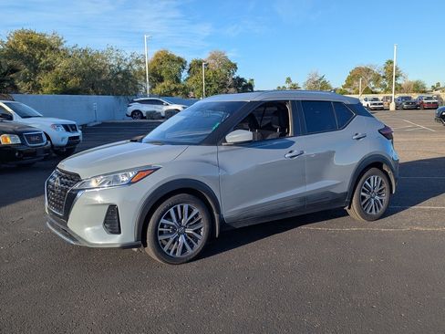 Used 2021 Nissan Kicks SV image 2