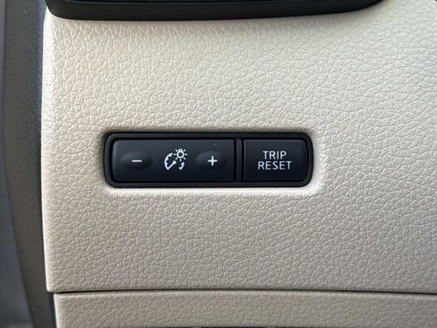 Used 2017 Nissan Rogue SV image 45