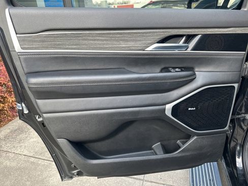 Used 2022 Jeep Wagoneer Series III w/ Premium Group I image 12