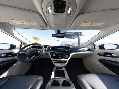 Used 2023 Chrysler Pacifica Touring-L FWD image 12