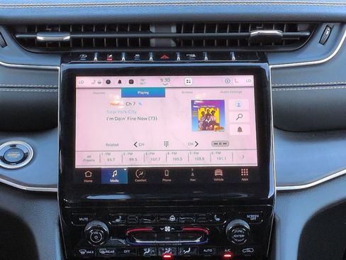 Used 2024 Jeep Grand Cherokee Limited w/ Black Appearance Package image 17