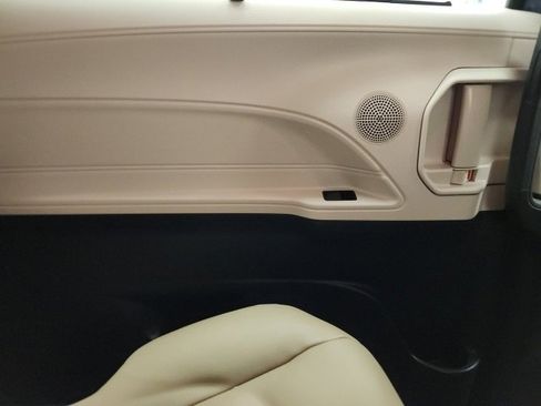 Certified 2022 Toyota Sienna XLE image 32