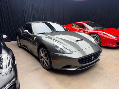 Used 2010 Ferrari California RWD image 2